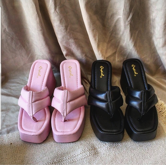 🆕️Influencer Edit Collection// Black Platform Thong Sandal - Picture 1 of 9